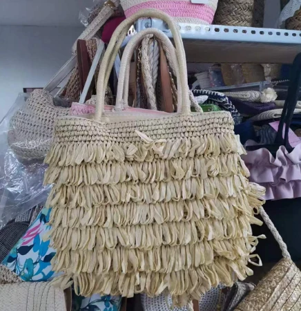 Tassels minsuġa bl-idejn borża tat-tiben