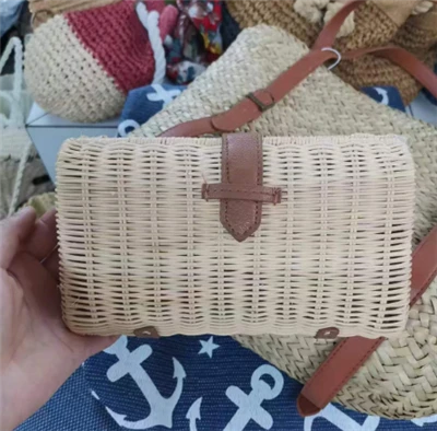 Borża ta 'filgħaxija minsuġa bl-idejn żgħira tar-rattan